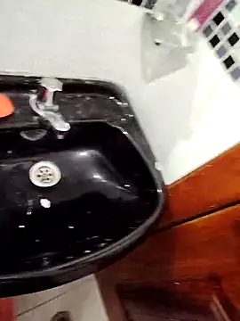 Snapshot of Alexisllanos chatting on December 21, 4:58 am Alexisllanos online show from December 21, 4:58 am