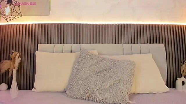 SHANONCLARK online show from October 12, 6:20 pm