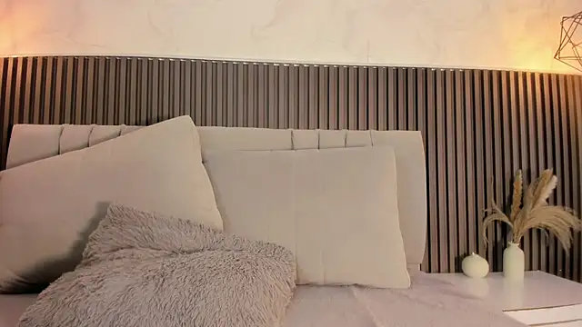 SHANONCLARK online show from November 14, 7:06 pm