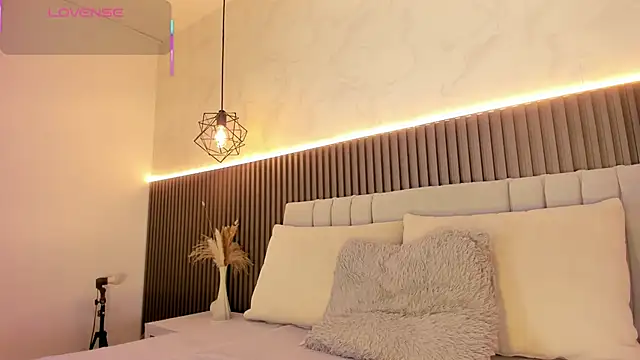 SHANONCLARK online show from October 6, 7:03 pm