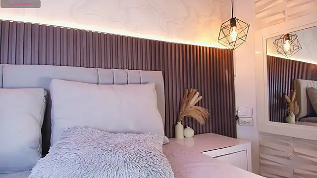 SHANONCLARK online show from December 2, 7:15 pm