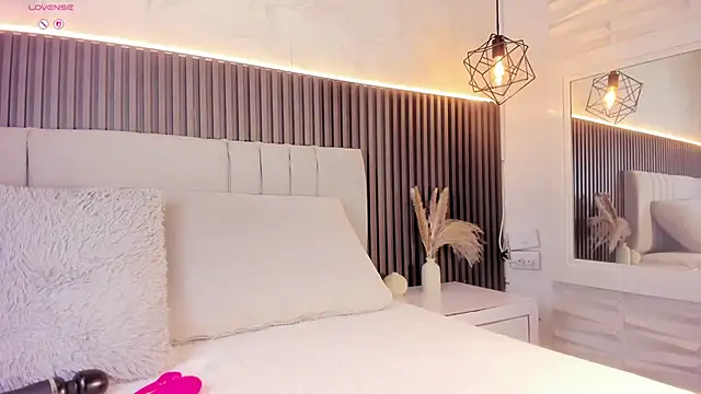 SHANONCLARK online show from November 4, 7:17 pm