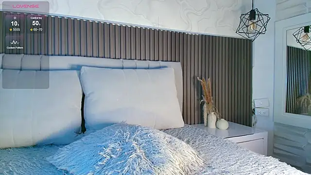 SHANONCLARK online show from March 27, 7:04 pm