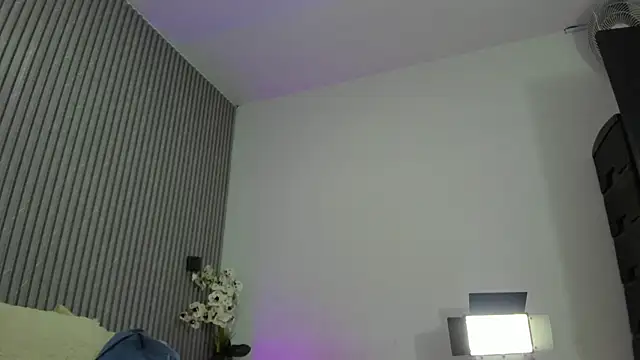 SHANONCLARK online show from September 10, 11:20 am