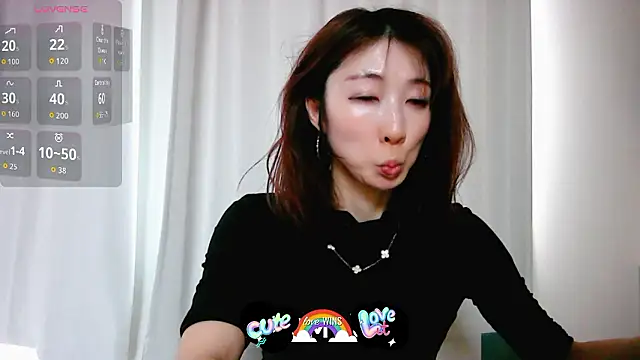 Snapshot of Love_me_Eri_ chatting on May 26, 7:06 am Love me Eri online show from May 26, 7:06 am