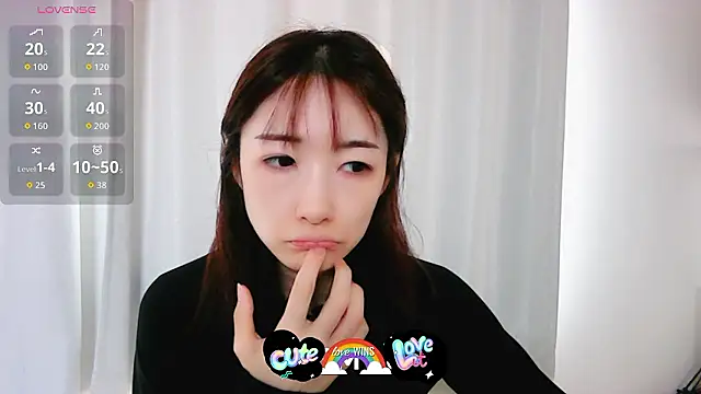 Snapshot of Love_me_Eri_ chatting on October 27, 1:06 am Love me Eri online show from October 27, 1:06 am
