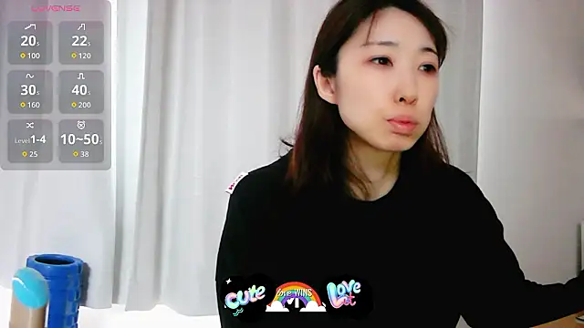 Snapshot of Love_me_Eri_ chatting on January 10, 12:17 am Love me Eri online show from January 10, 12:17 am