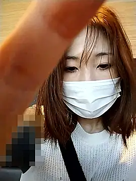 Snapshot of Love_me_Eri_ chatting on May 11, 8:05 am Love me Eri online show from May 11, 8:05 am