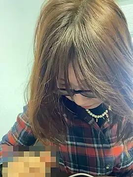 Snapshot of Love_me_Eri_ chatting on December 22, 12:44 am Love me Eri online show from December 22, 12:44 am