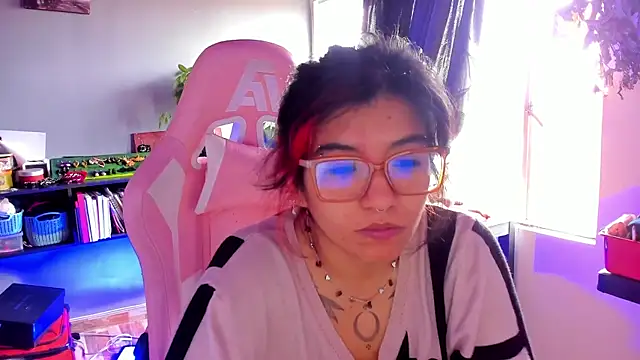 Snapshot of annie_walker6 chatting on December 18, 6:56 pm annie walker6 online show from December 18, 6:56 pm