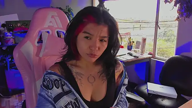 annie walker6 online show from December 5, 8:06 pm