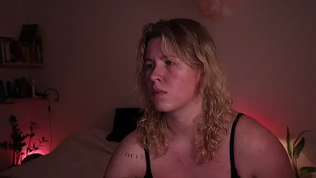 Snapshot of moonamii chatting on November 4, 4:33 pm moonamii online show from November 4, 4:33 pm