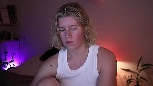 moonamii online show from December 22, 6:30 pm