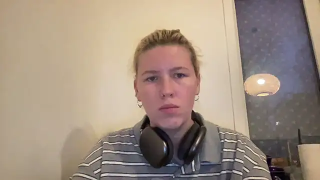 moonamii online show from December 21, 1:42 pm