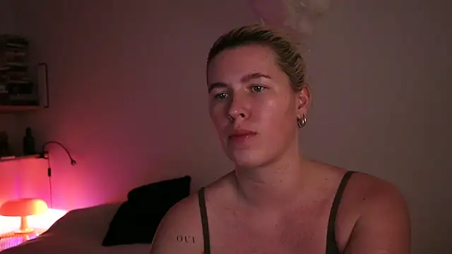 moonamii online show from February 18, 8:03 pm