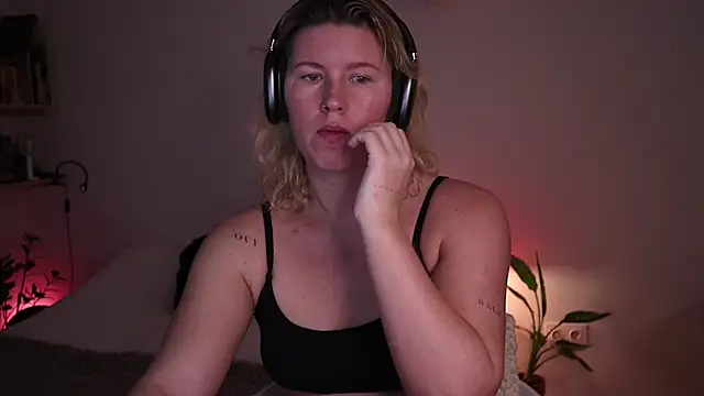 moonamii online show from October 29, 12:37 pm