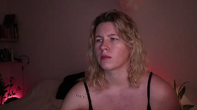 Snapshot of moonamii chatting on November 5, 7:06 pm moonamii online show from November 5, 7:06 pm