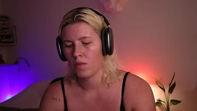 moonamii online show from January 27, 4:11 pm