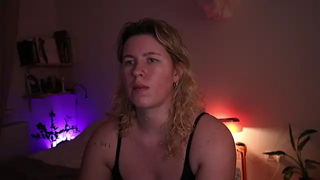 Snapshot of moonamii chatting on December 13, 8:04 pm moonamii online show from December 13, 8:04 pm