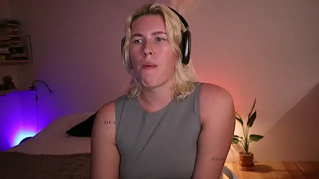 moonamii online show from January 23, 6:24 pm