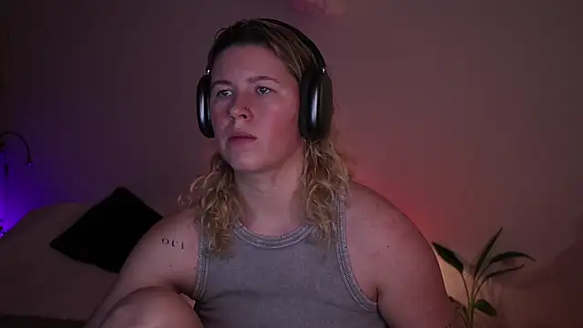 Snapshot of moonamii chatting on December 4, 5:56 pm moonamii online show from December 4, 5:56 pm