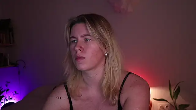 Snapshot of moonamii chatting on November 8, 8:23 pm moonamii online show from November 8, 8:23 pm