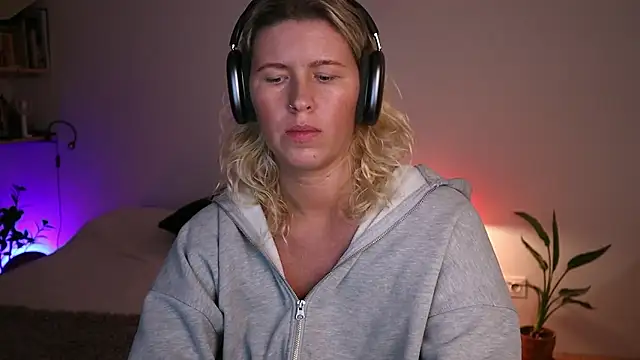 moonamii online show from October 3, 5:25 pm