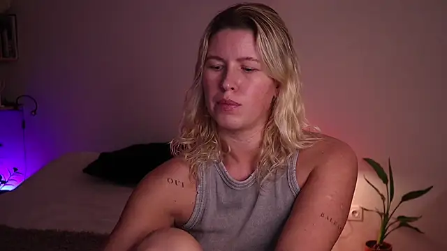 moonamii online show from October 8, 4:40 pm