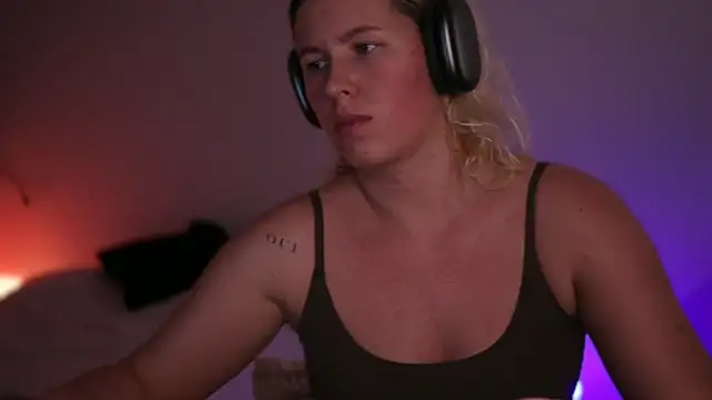 moonamii online show from March 3, 5:41 pm