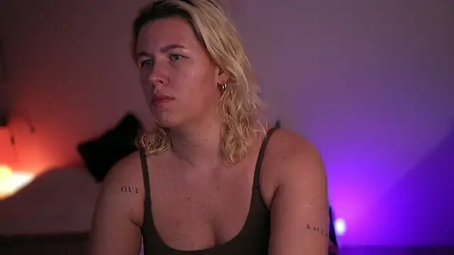 moonamii online show from February 25, 4:04 pm