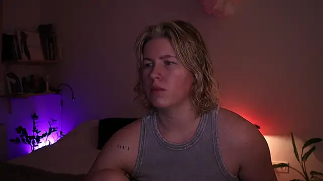 Snapshot of moonamii chatting on December 16, 6:23 pm moonamii online show from December 16, 6:23 pm