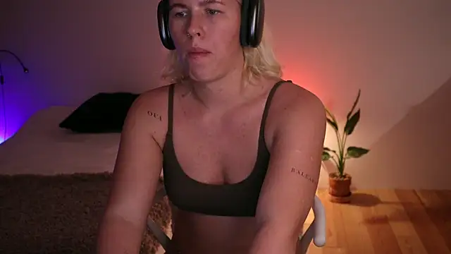 moonamii online show from January 22, 9:54 pm