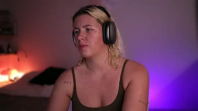 moonamii online show from February 27, 7:15 pm