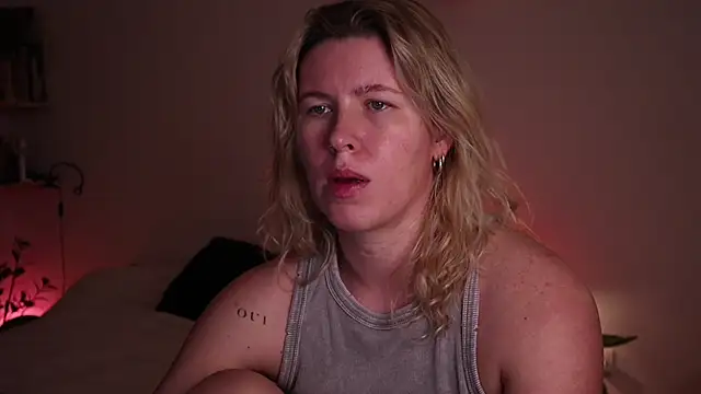 moonamii online show from October 27, 6:20 pm