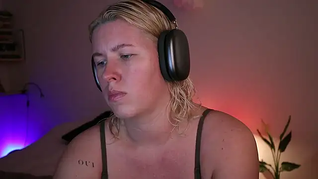 moonamii online show from January 10, 4:30 pm