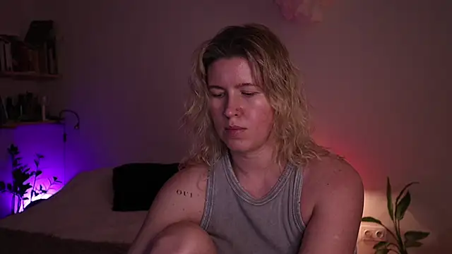 Snapshot of moonamii chatting on November 11, 4:24 pm moonamii online show from November 11, 4:24 pm