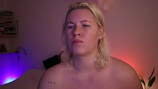 moonamii online show from January 15, 1:31 pm