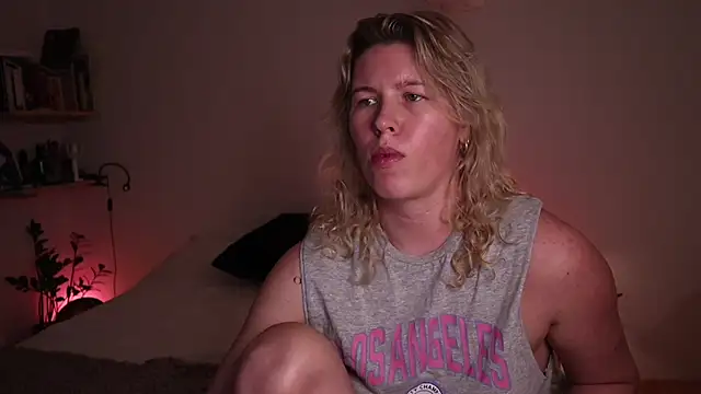 Snapshot of moonamii chatting on October 31, 6:48 pm moonamii online show from October 31, 6:48 pm