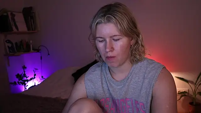 moonamii online show from December 18, 6:23 pm