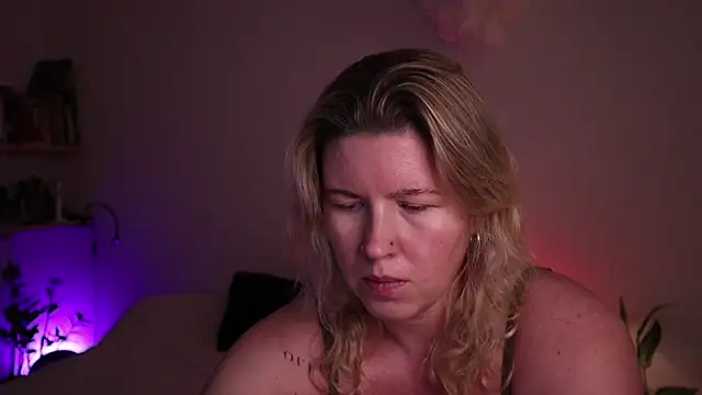 Snapshot of moonamii chatting on November 15, 5:39 pm moonamii online show from November 15, 5:39 pm