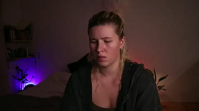 moonamii online show from September 25, 5:52 pm