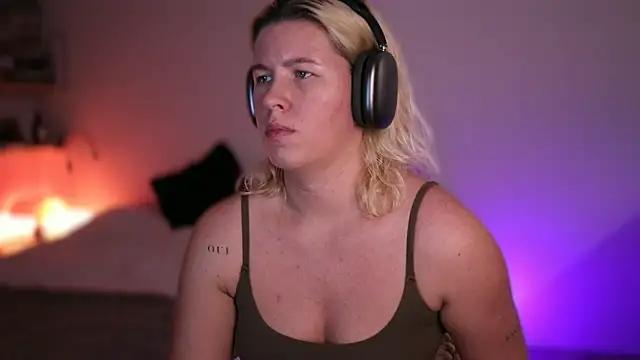 moonamii online show from February 25, 7:06 pm