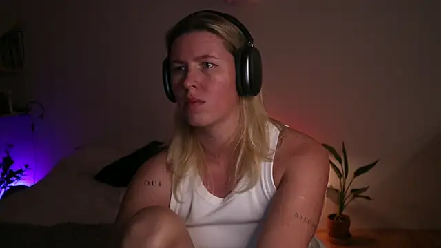 moonamii online show from September 29, 7:41 pm