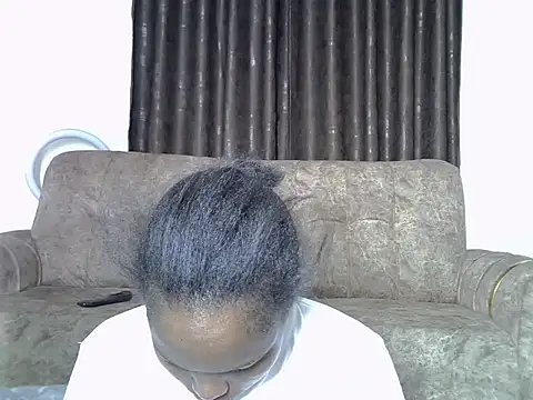 Snapshot of AurelAda chatting on December 4, 12:09 am AurelAda online show from December 4, 12:09 am