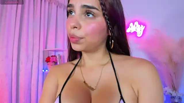 Snapshot of crisbell_lopez chatting on February 16, 12:30 am crisbell lopez online show from February 16, 12:30 am