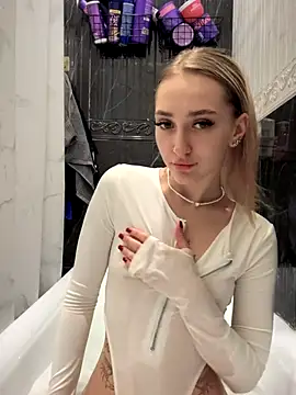Snapshot of Good__Girl_ chatting on October 15, 10:34 am Good Girl online show from October 15, 10:34 am