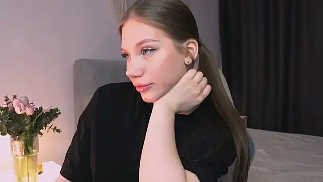 MiaKeler online show from April 4, 8:59 pm