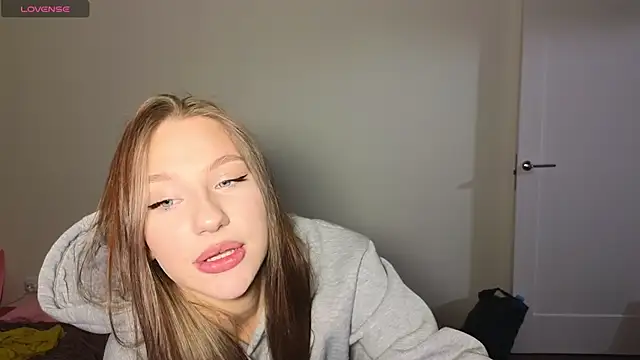 Snapshot of MiaKeler chatting on February 5, 6:59 pm MiaKeler online show from February 5, 6:59 pm