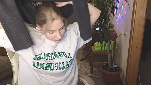 Snapshot of MiaKeler chatting on March 6, 1:57 pm MiaKeler online show from March 6, 1:57 pm