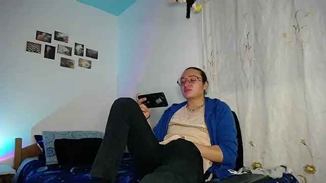 Snapshot of monkeywillwhite chatting on February 19, 3:03 am monkeywillwhite online show from February 19, 3:03 am